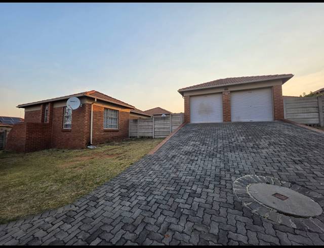 3 BEDROOM FREESTANDING FOR SALE IN THATCH HILL ESTATE